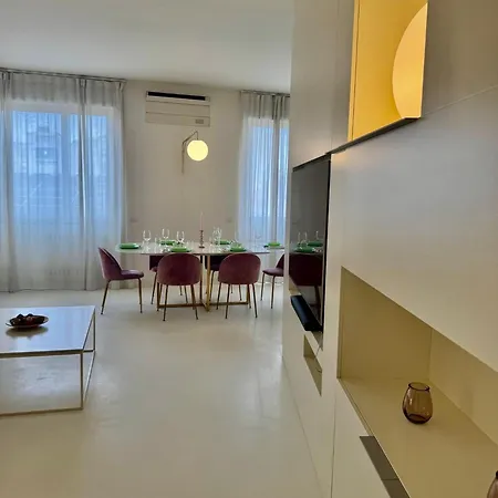 2 Bed Bright Flat In Centre