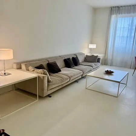 2 Bed Bright Flat In Centre Daire *