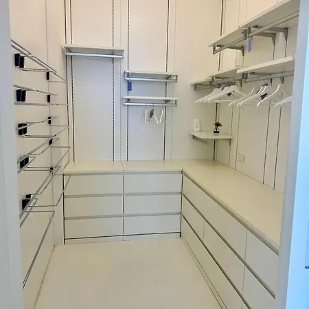 2 Bed Bright Flat In Centre *
