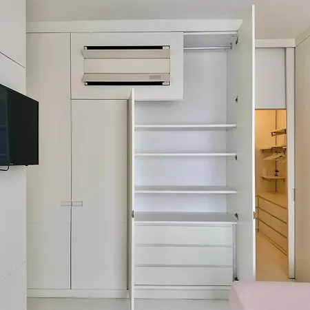 2 Bed Bright Flat In Centre Monza