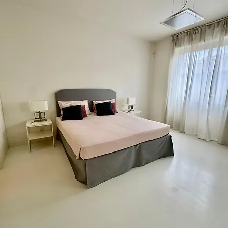 2 Bed Bright Flat In Centre